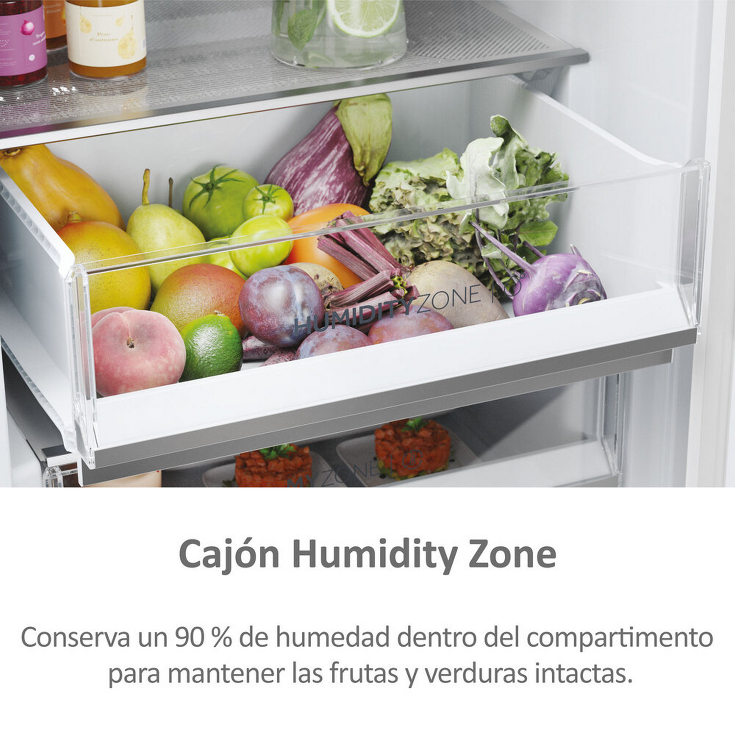 Cajón del refrigerador con frutas y verduras.