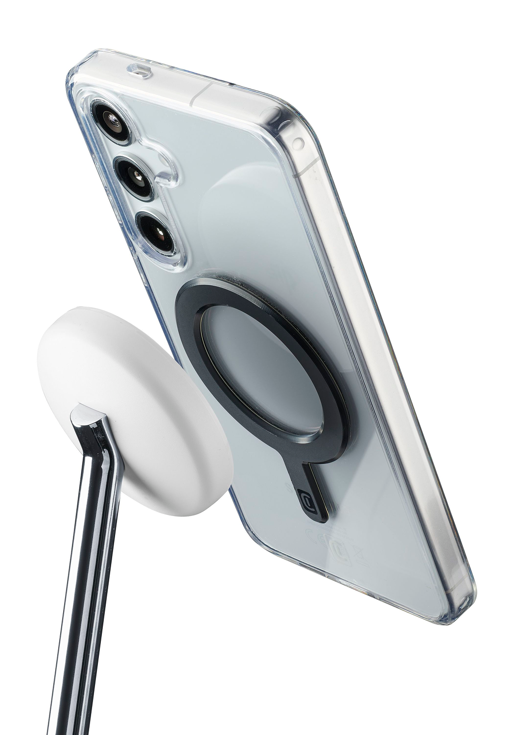 Una funda transparente para teléfono con un anillo negro adjunto a un cargador MagSafe blanco.