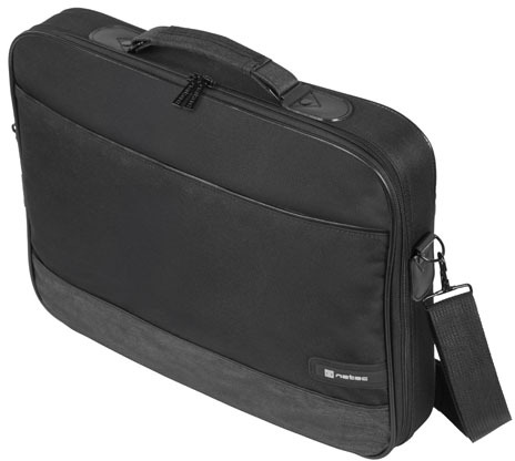 Egy fekete laptoptáska fogantyúval és vállpánttal, ferdén egy fehér felületen.