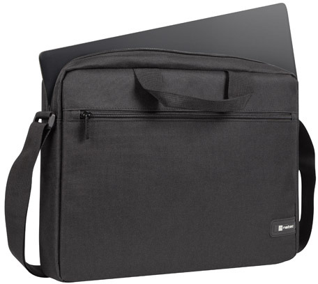 Egy fekete laptop táska egy laptop-al benne, fehér háttéren.