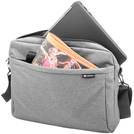 Egy szürke, nyitott laptop táska egy laptop-pal és egy magazinnal a belsejében.