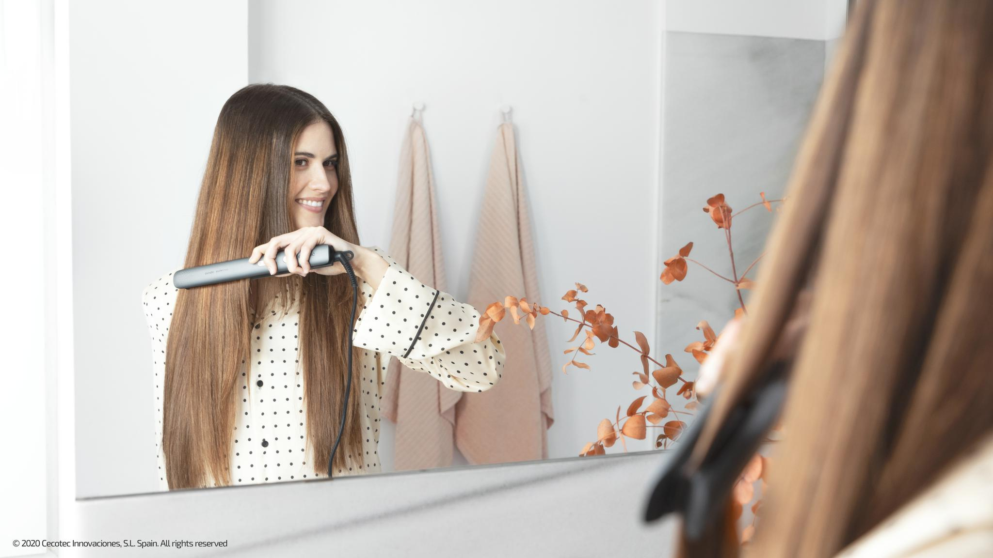 Pikselowany obraz postaci z szarymi włosami, zbroją i fioletowym płaszczem.