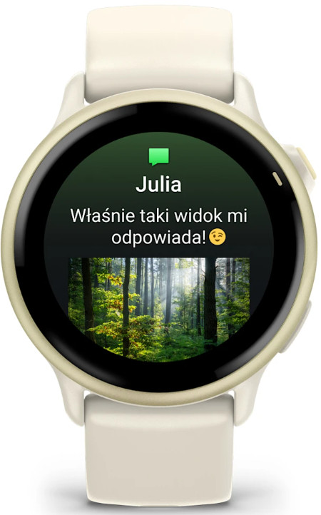 Kremowy smartwatch Garmin z okrągłym ekranem wyświetlającym wiadomość od Julii.