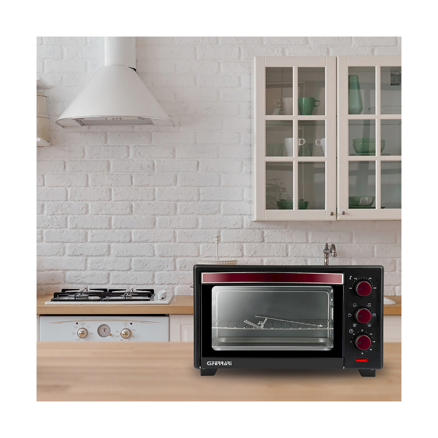 Un forno nero in un ambiente cucina, con un quadrante rosso, su un piano di lavoro in legno.