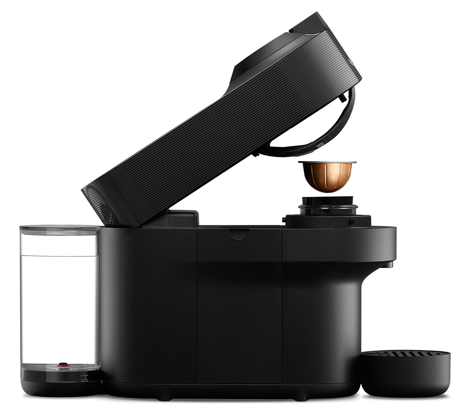 Czarny, otwarty ekspres do kawy. Złota kapsułka do kawy w środku. Zbiornik na wodę po lewej.