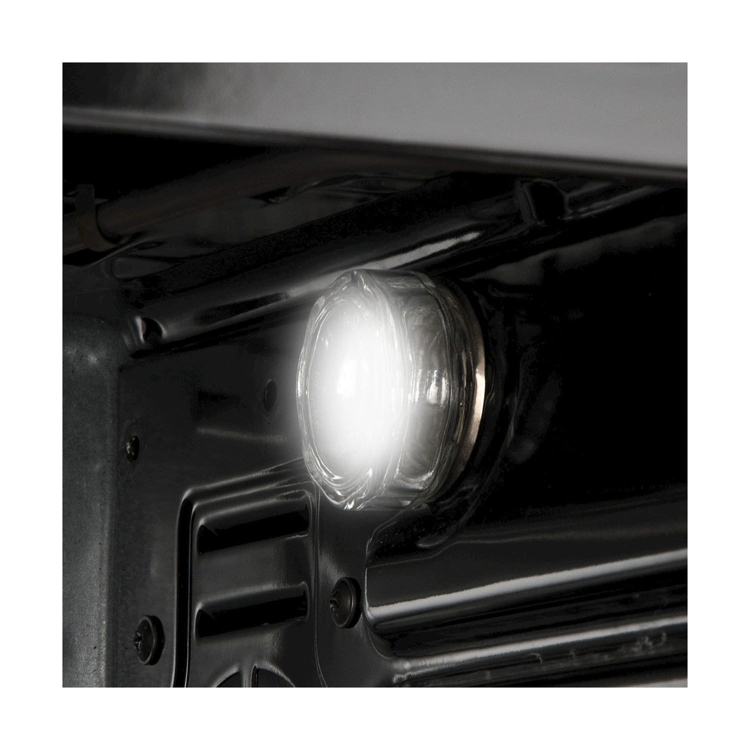 Luce del forno all'interno di un forno nero, luminosa, con sfondo metallico e scuro.