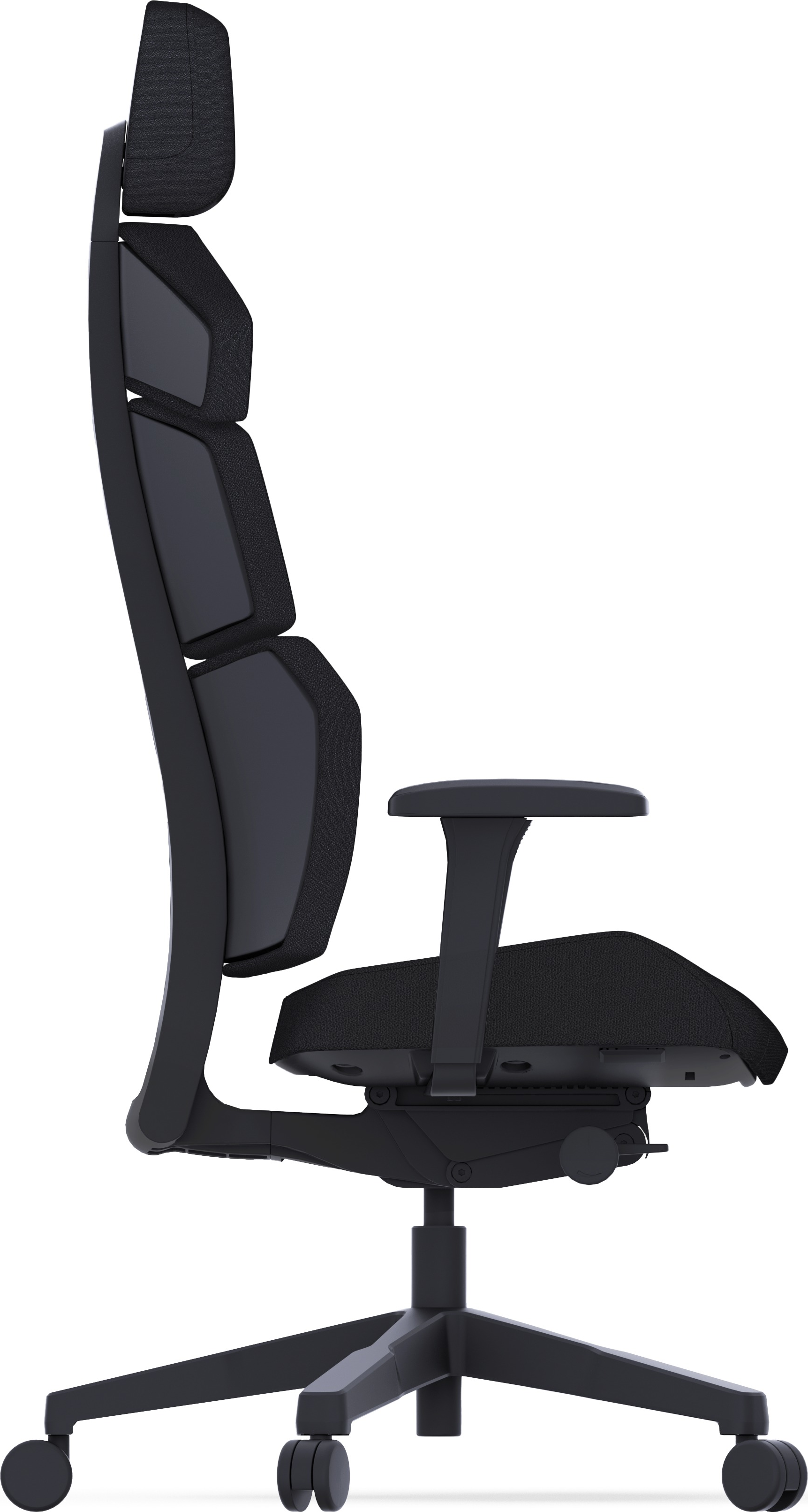 Sedia da ufficio ergonomica nera su sfondo bianco, vista laterale. Ha poggiatesta, braccioli e ruote.