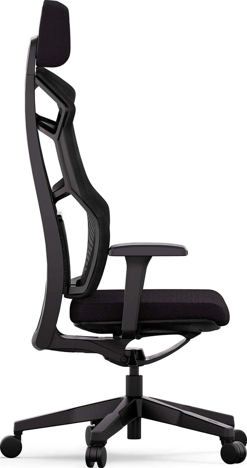 Sedia da ufficio ergonomica nera, vista laterale. Ha poggiatesta, schienale in rete, braccioli e base a cinque ruote.