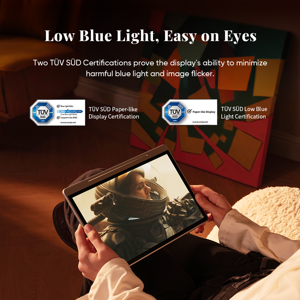Un tablet mostra l'immagine di un astronauta, tenuto da una persona. Testo sulla luce blu e certificazioni TÜV.