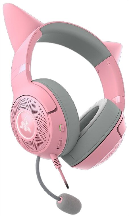 Różowe słuchawki z kocimi uszami i szarymi nausznicami. Mikrofon wystaje z lewej nausznicy.