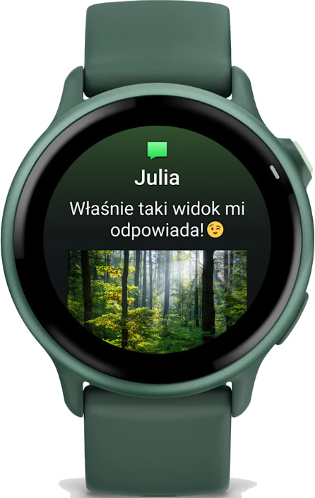 Zielony smartwatch Garmin wyświetlający wiadomość od Julii ze zdjęciem lasu.