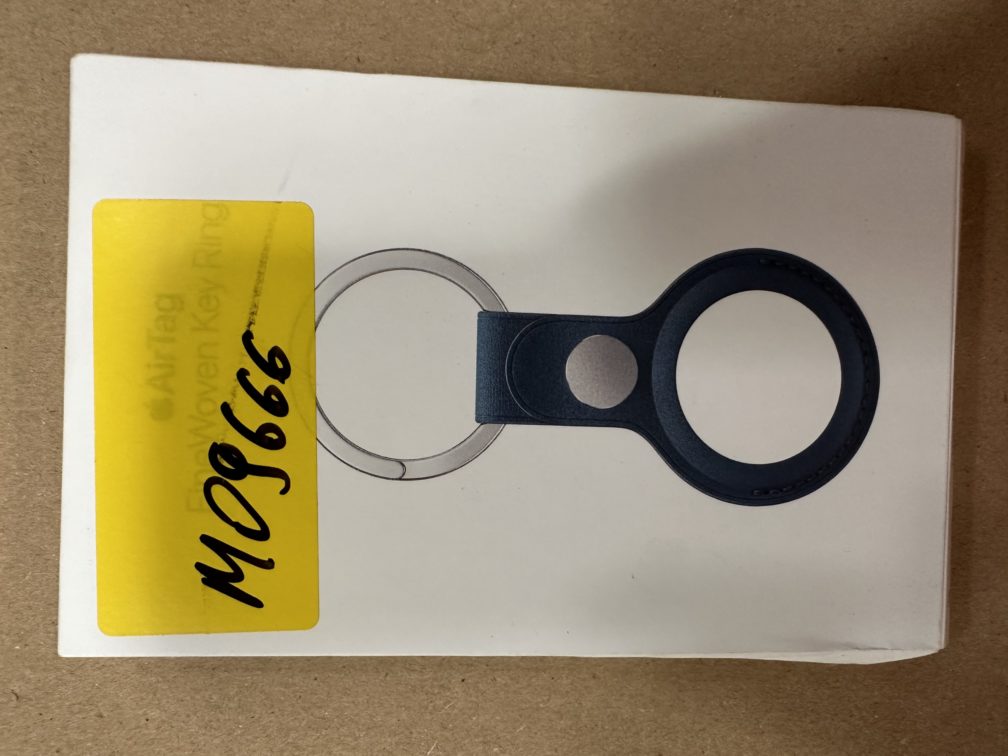 OUTLET Brelok APPLE z tkaniny FineWoven do AirTaga Głębia oceanu 
