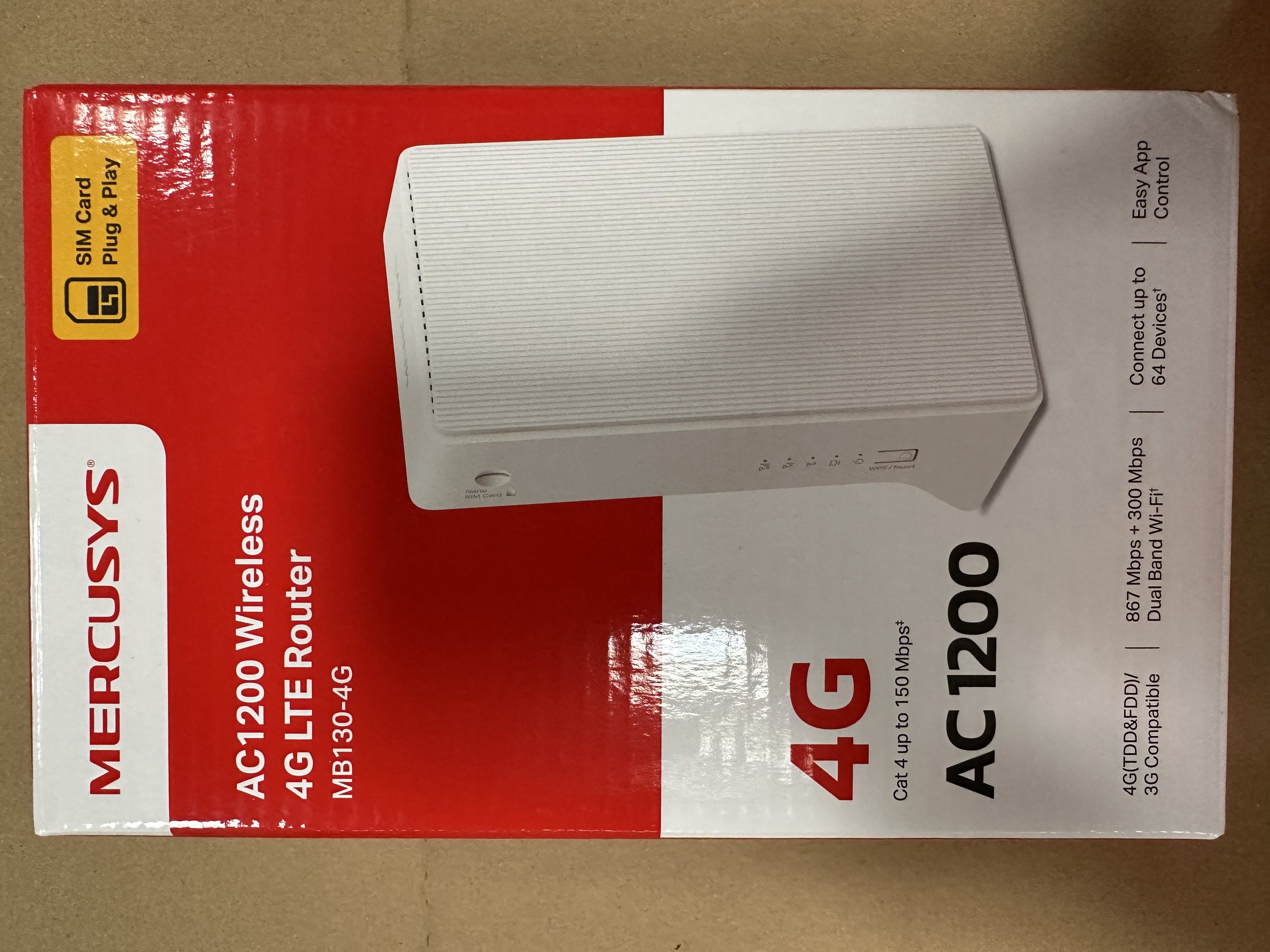 Białe pudełko routera Mercusys AC1200 4G LTE. Czerwono-biały design z tekstem.