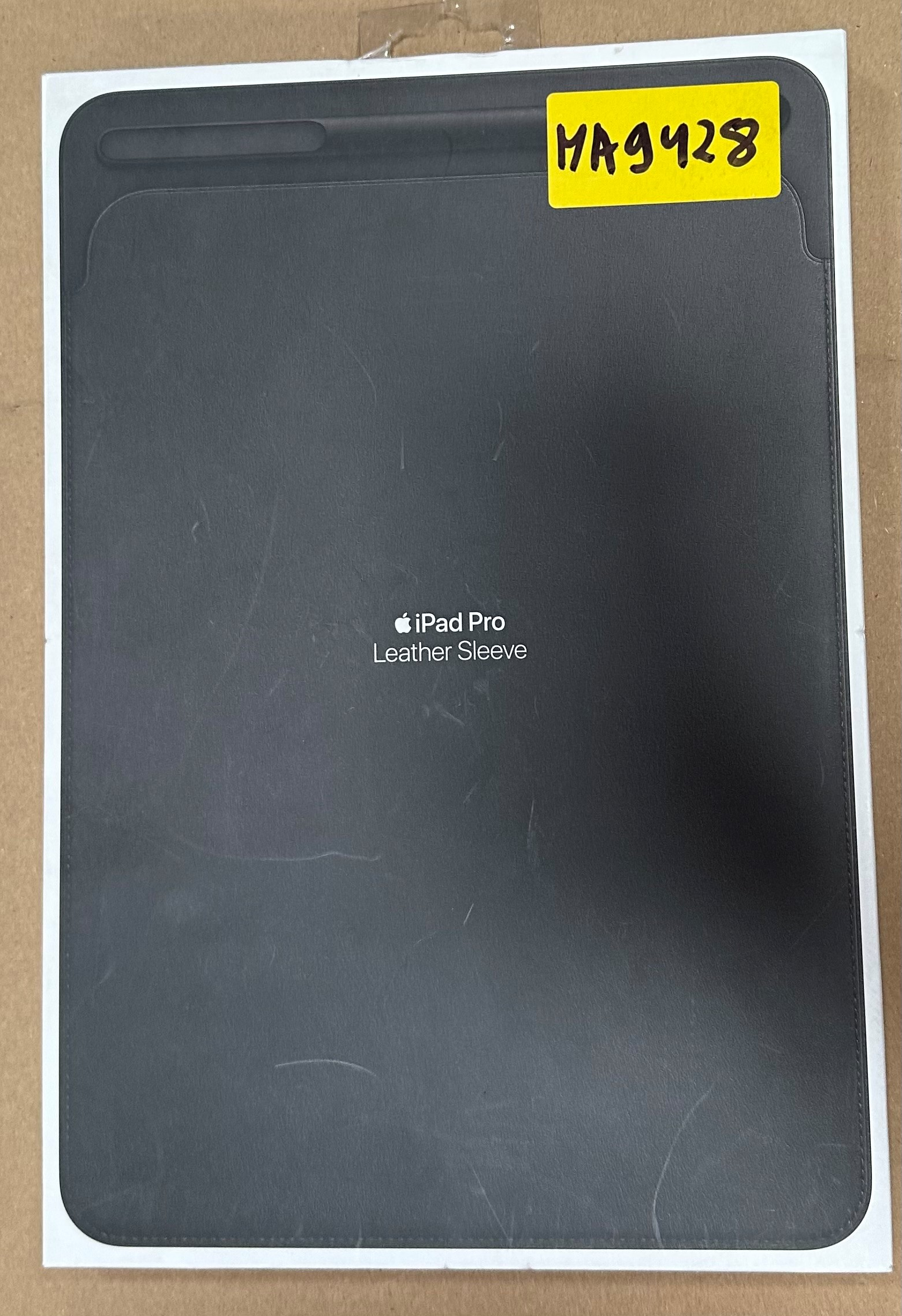 Opakowanie skórzanego etui na iPada Pro. Etui jest czarne, a opakowanie kartonowe.