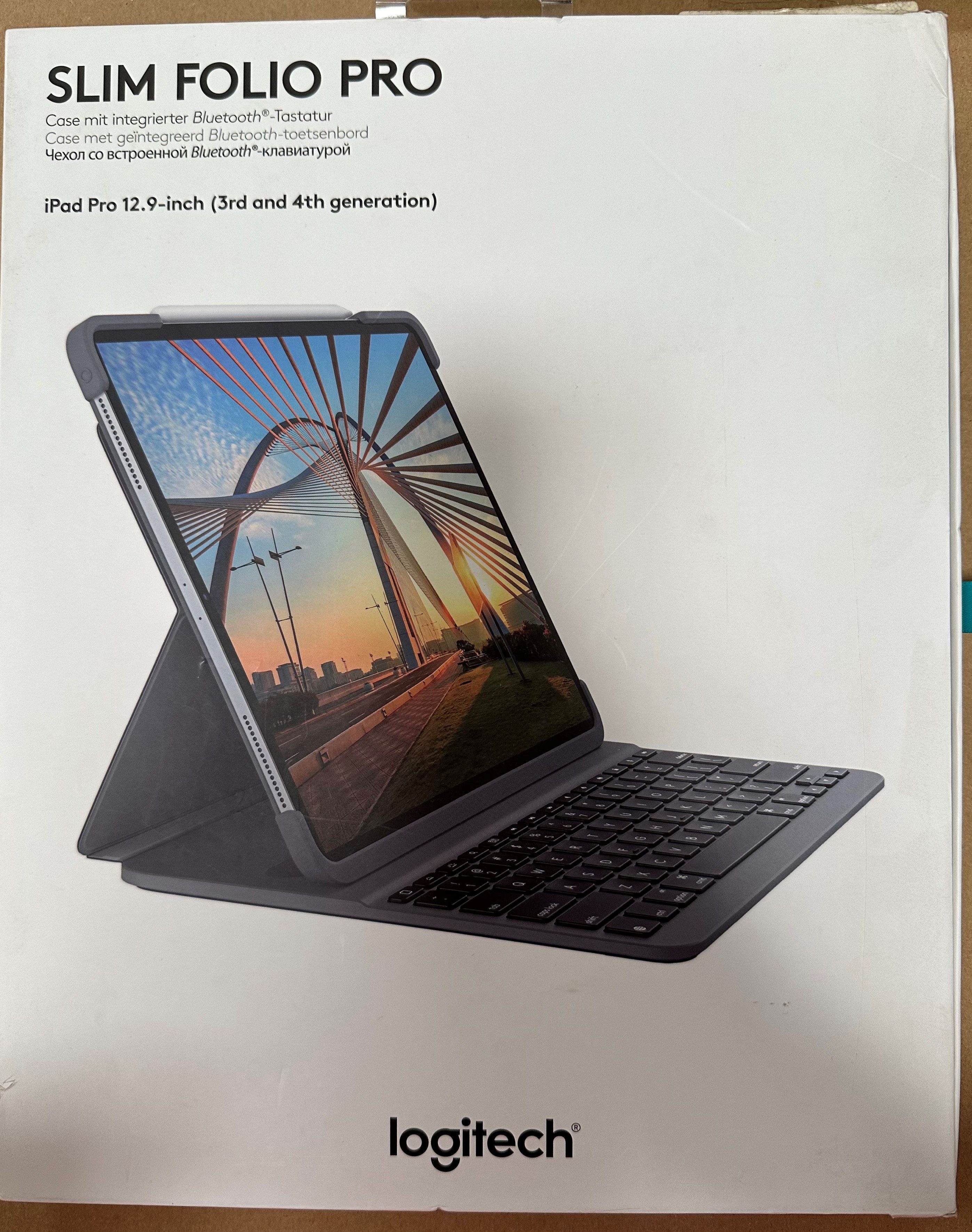 Pudełko Logitech Slim Folio Pro z etui i klawiaturą do tabletu oraz iPadem Pro.