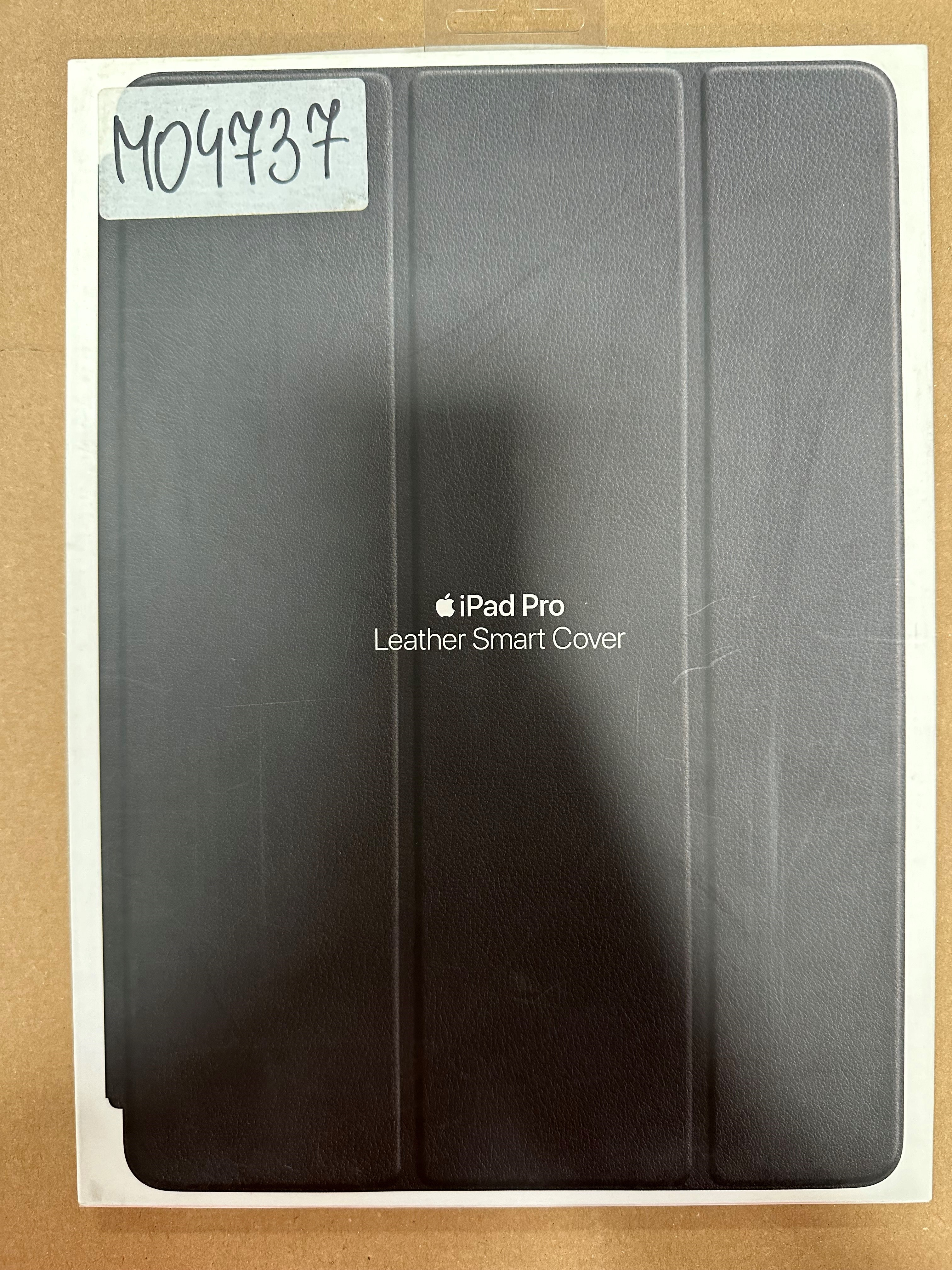 Skórzana inteligentna osłona do iPada Pro w pudełku. Osłona jest czarna, a pudełko brązowe.