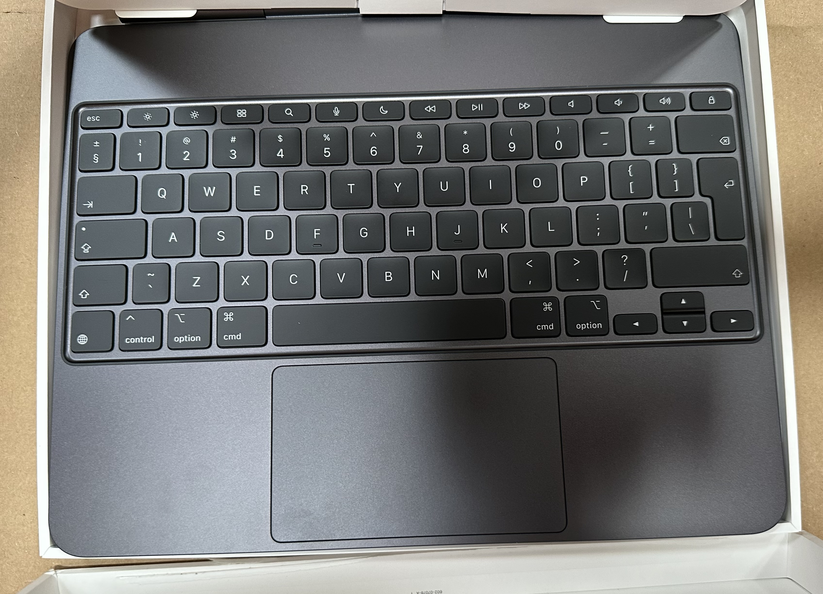 OUTLET Klawiatura APPLE Magic Keyboard do iPada Pro 13 cali (M4) - angielski (międzynarodowy) Czarny