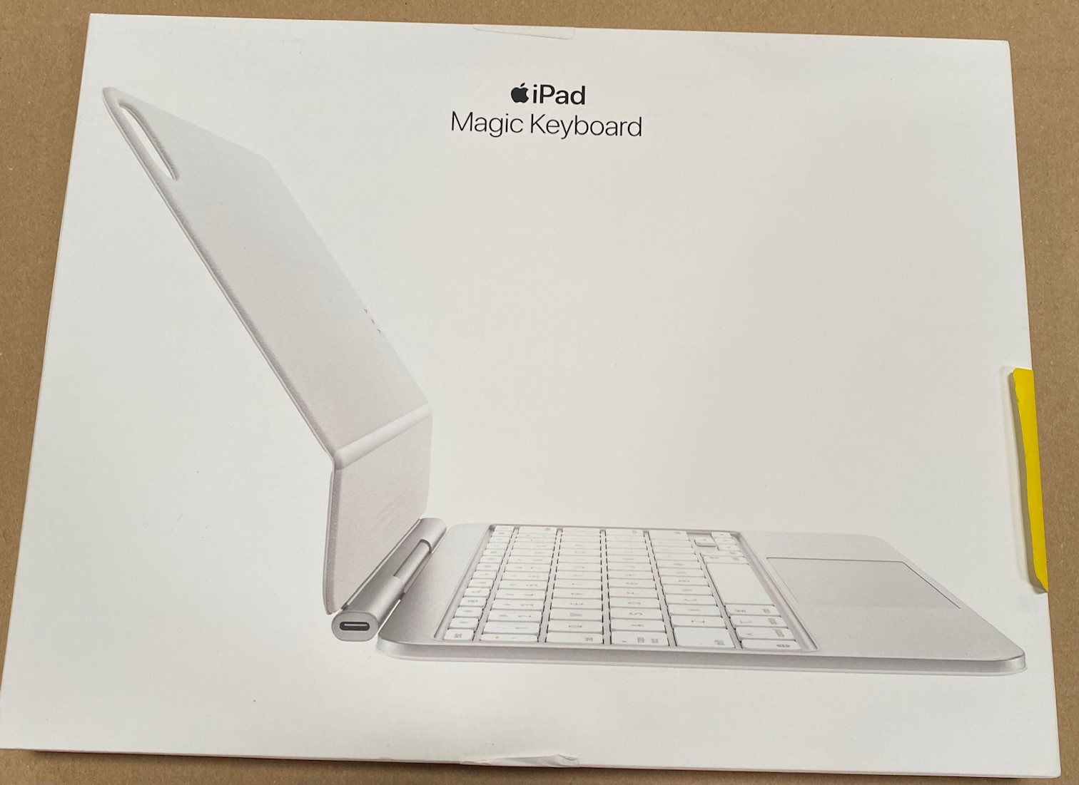 Białe pudełko Apple iPad Magic Keyboard. Klawiatura jest widoczna.