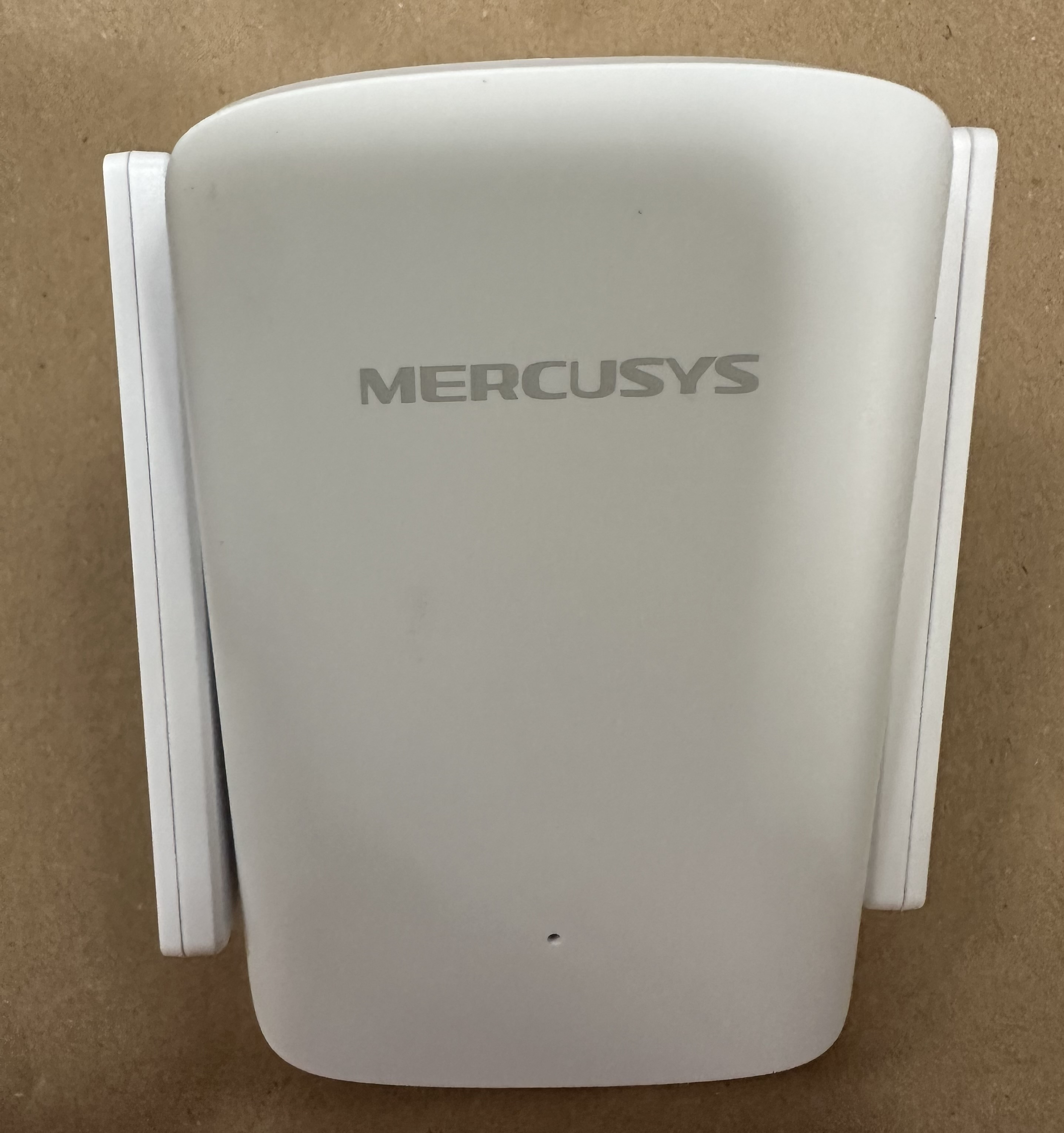 Biały wzmacniacz Wi-Fi Mercusys. Jest prostokątny z dwiema antenami i nazwą marki.