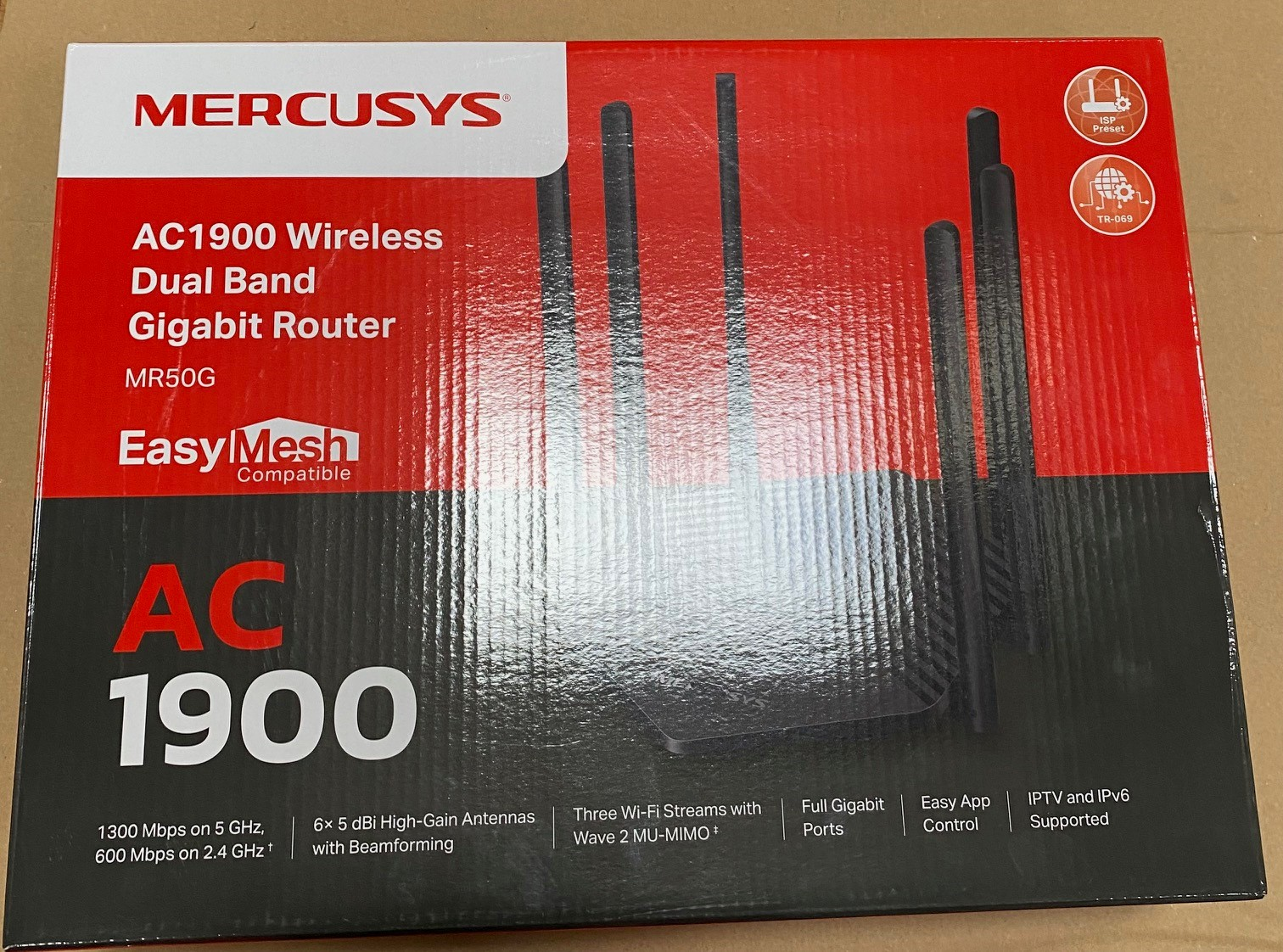 Pudełko routera bezprzewodowego Mercusys AC1900. Czarne anteny, schemat kolorów czerwony i biały, info o produkcie.
