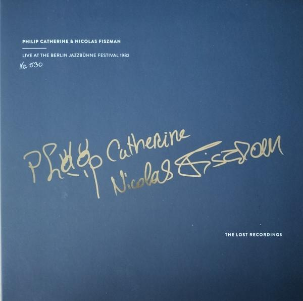 Album borító aláírásokkal. Kék szöveg, a cím "PHILIP CATHERINE & NICOLAS FISZMAN".