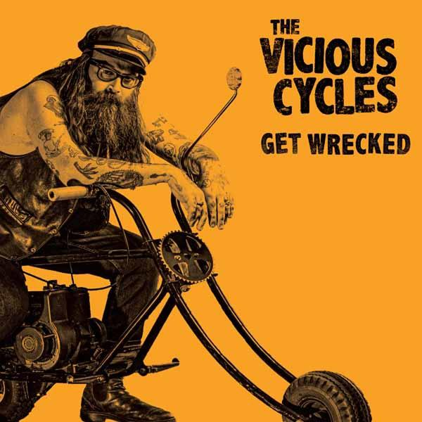 Ein Mann mit Bart, Tattoos und Biker-Cap fährt ein kleines Motorrad. Der Text lautet 'The Vicious Cycles'.