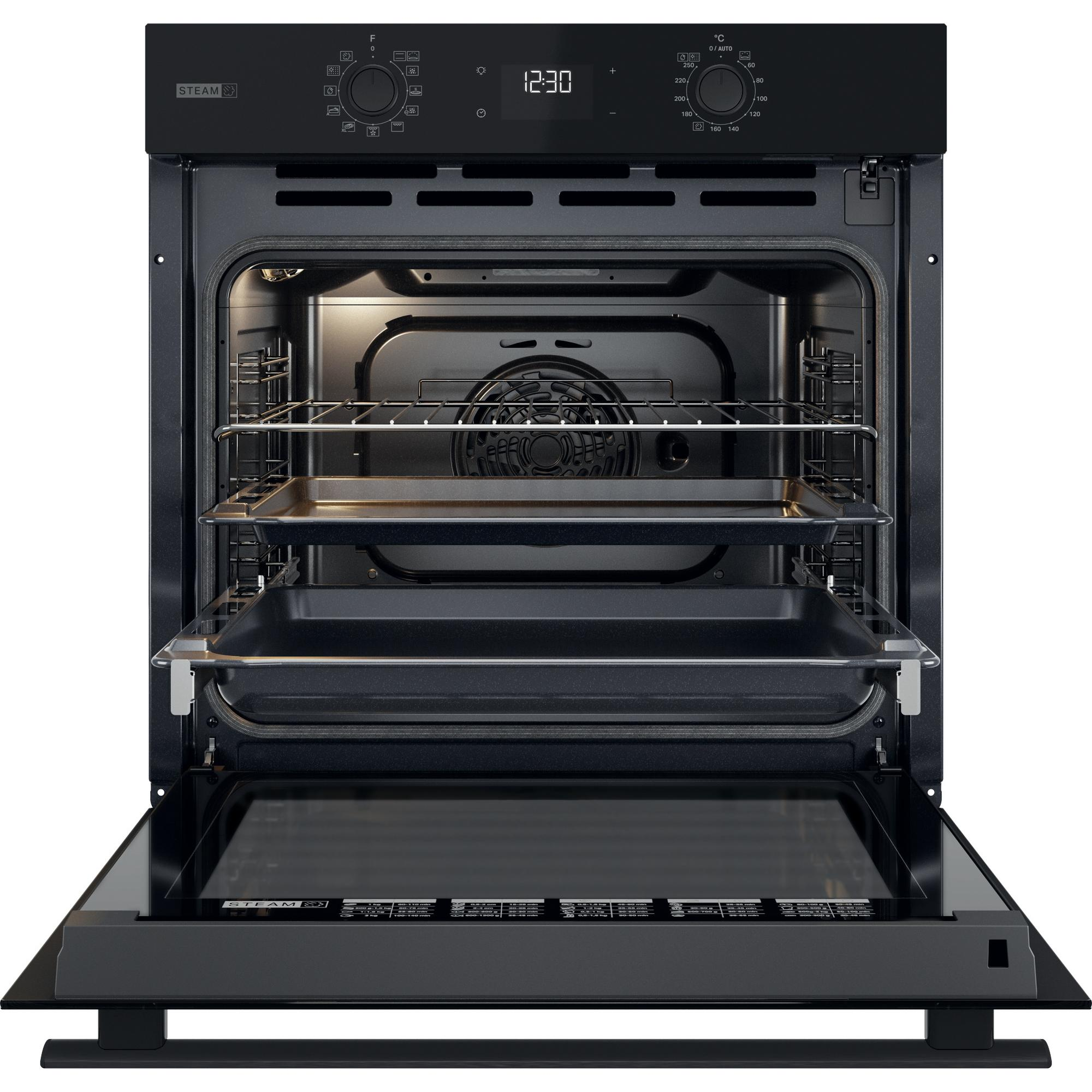 Ein schwarzer Einbau-Backofen mit offener Tür.