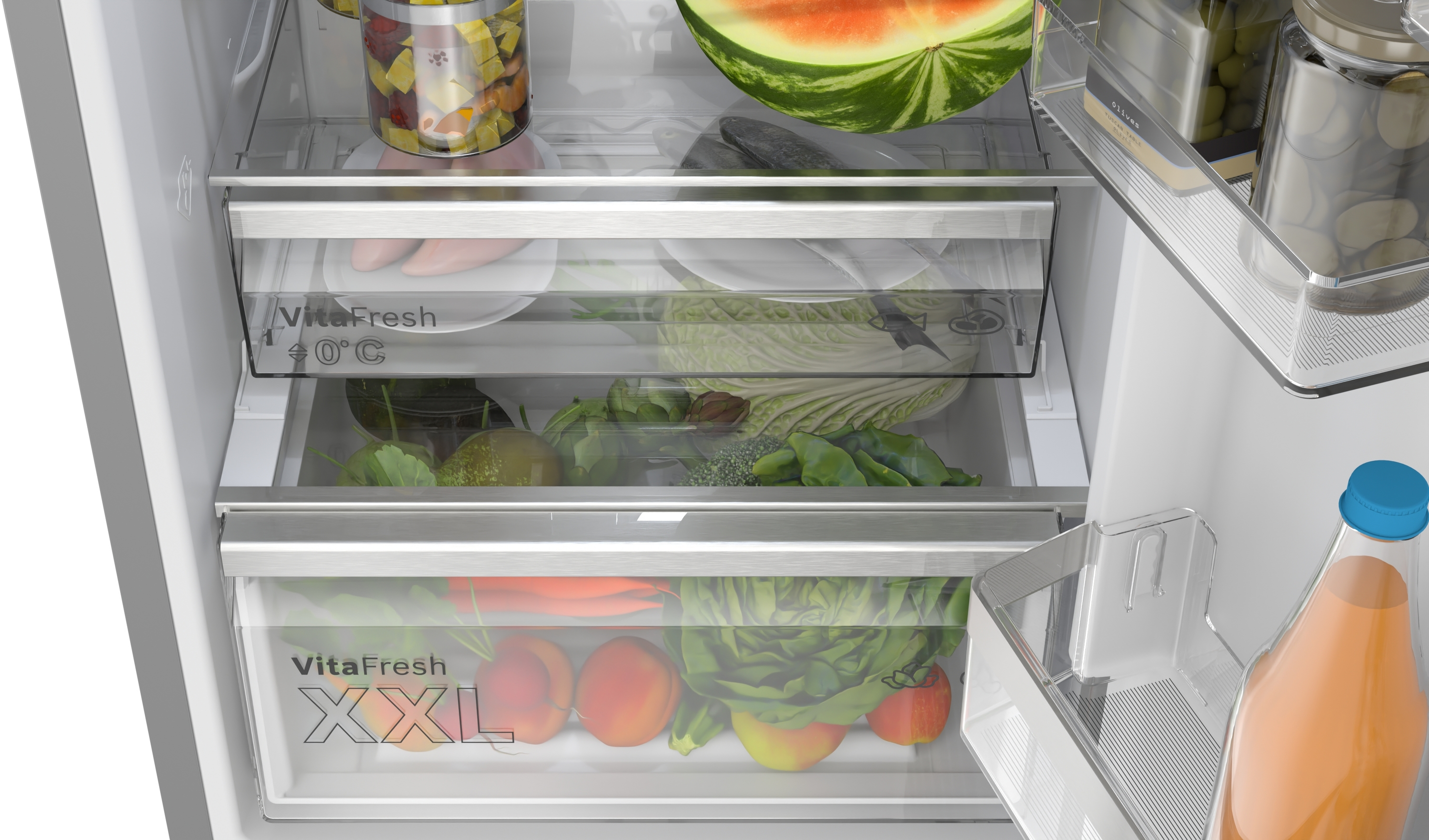 Ein offener Kühlschrank zeigt Obst und Gemüse in Schubladen. Wassermelone, Salat, Karotten und Obst in Behältern sind sichtbar.