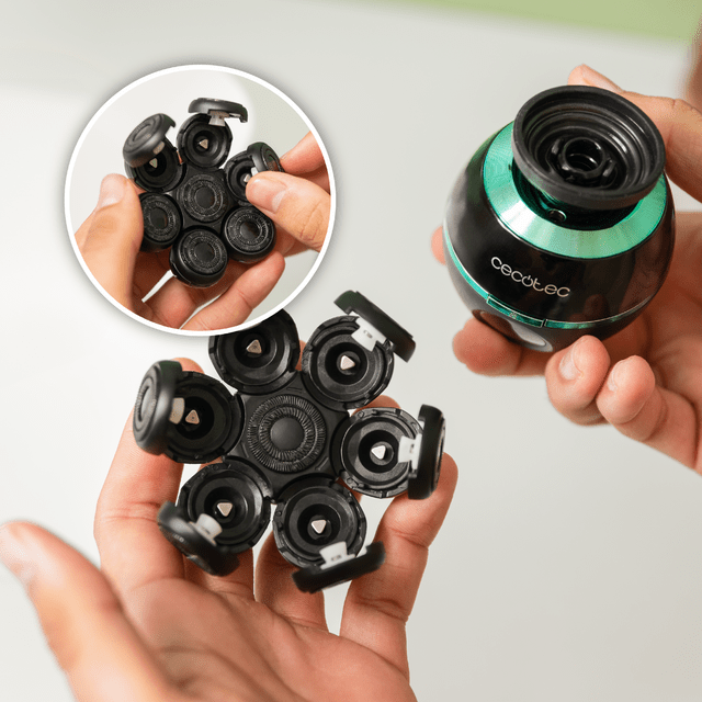 Dwie dłonie trzymające głowicę golarki i korpus golarki. Zbliżenie.