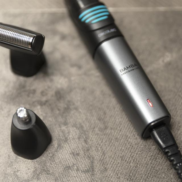 Biały kosz na śmieci z uchwytem i uchwytem na pokrywie.