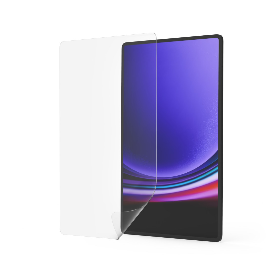 Tablet mit Displayschutzfolie, weißer Hintergrund, Displayschutzfolie wird abgezogen.