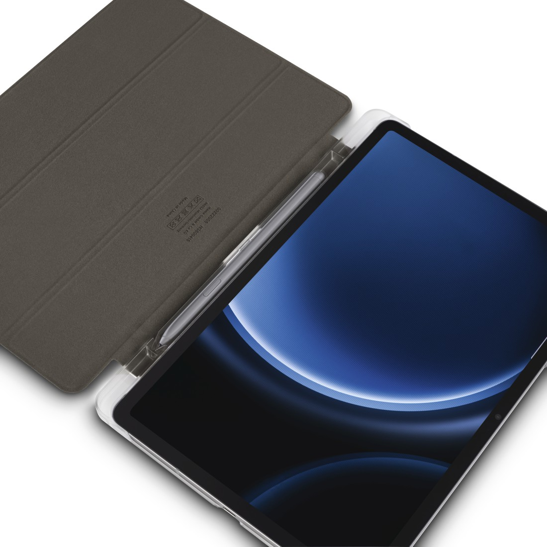 Tablet mit Stift und geöffneter Hülle. Braune Hülle links, Tablet mit blauem Bildschirm rechts.