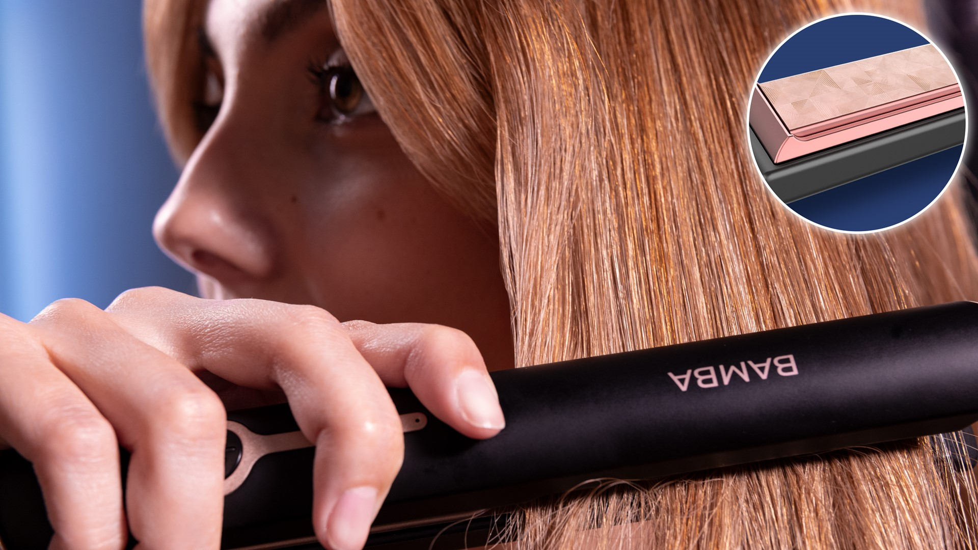 Kobieta używająca czarnej prostownicy do włosów na swoich blond włosach. Zbliżenie.