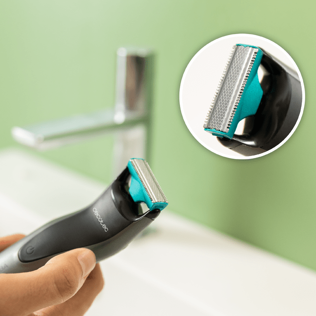 Czarna i szara golarka elektryczna z turkusowym ostrzem, zbliżenie na ostrze.