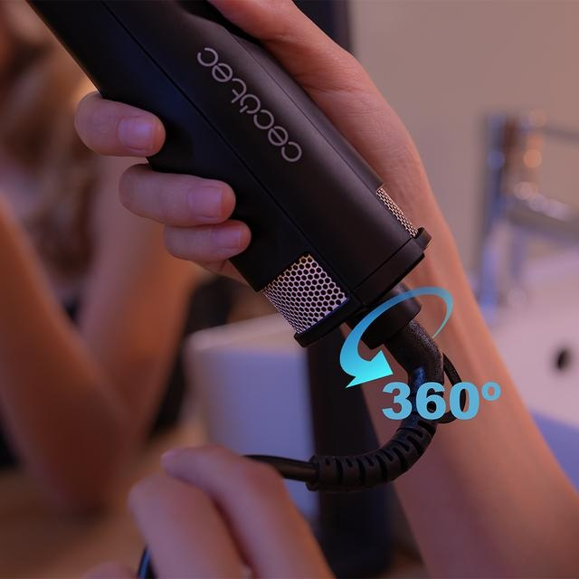 Zbliżenie dłoni trzymającej przewód narzędzia do stylizacji suszarką do włosów. Wtyczka obraca się o 360 stopni.