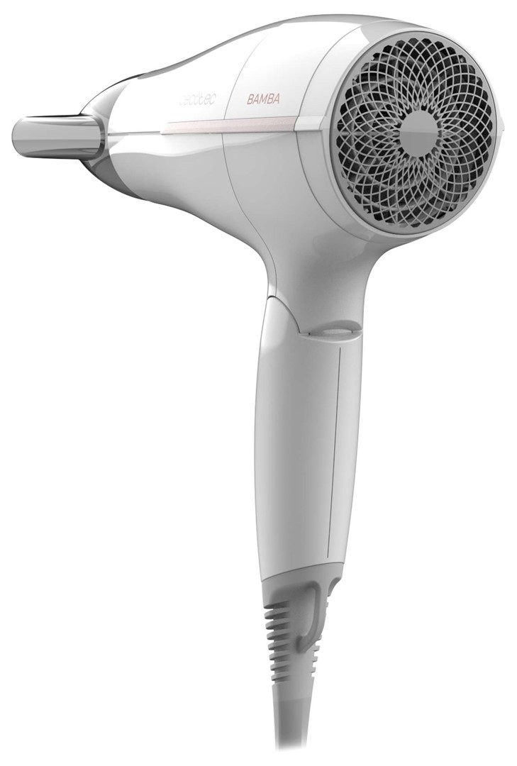 Biała suszarka do włosów z szarym uchwytem i okrągłą czarną kratką. Białe tło.