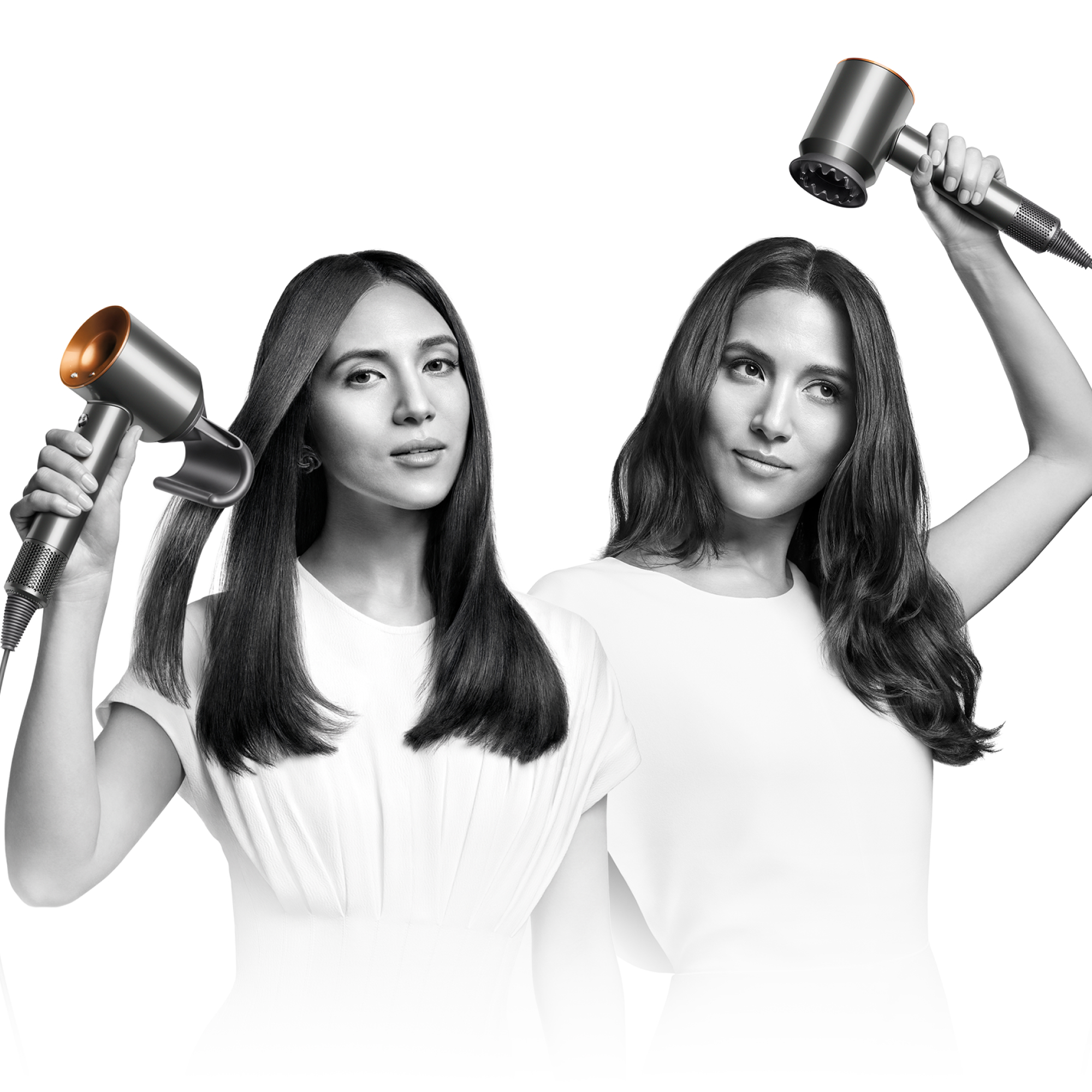 Zwei Frauen mit langen schwarzen Haaren, die Dyson Haartrockner halten und benutzen.