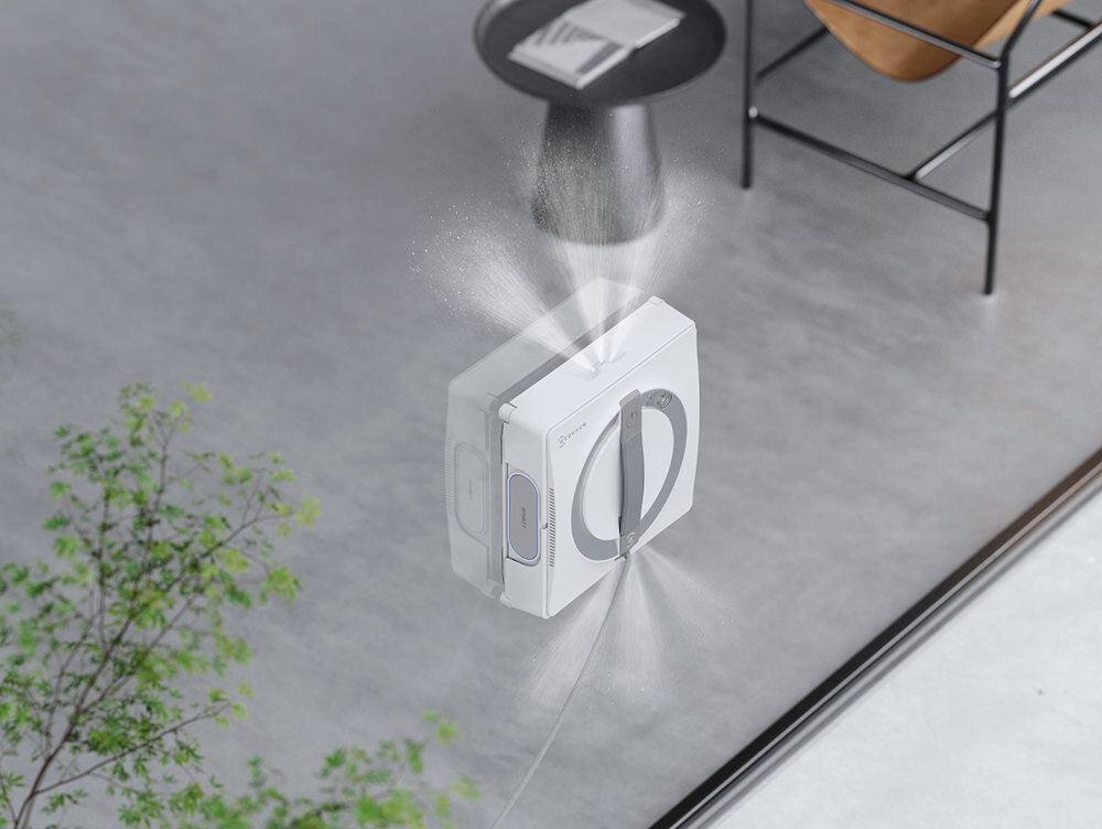 Biały środek do czyszczenia okien rozpylający wodę na szklanej powierzchni. Scena wewnętrzna i zewnętrzna.