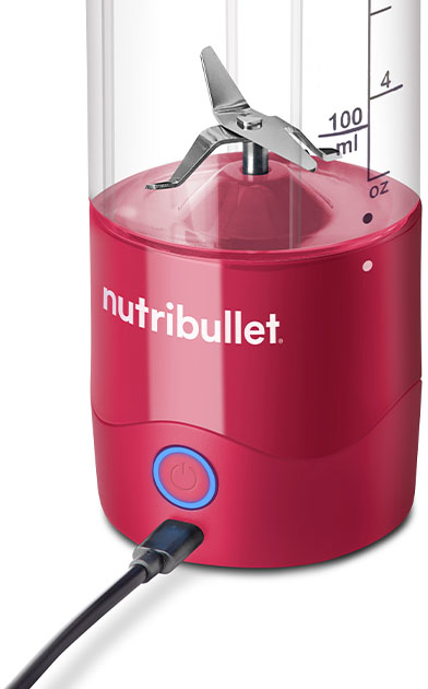 Roter Nutribullet-Mixer mit angeschlossenem Ladekabel.