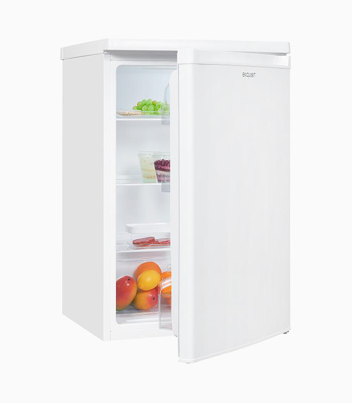 Ein weißer Mini-Kühlschrank mit offener Tür, der Früchte und verpackte Lebensmittel zeigt.