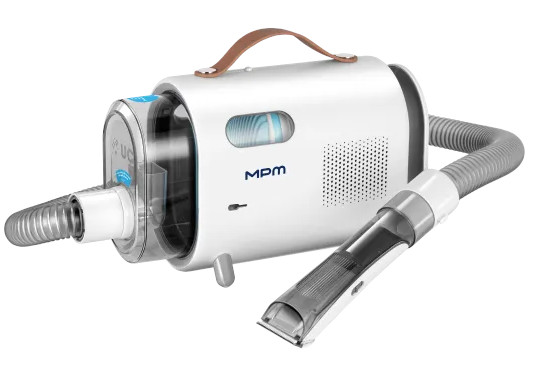 Biało-niebieski odkurzacz MPM z wężem i szczotką.