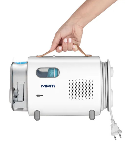 Osoba trzymająca biało-niebieskie urządzenie medyczne. Widoczna jest nazwa marki 'MPM'.