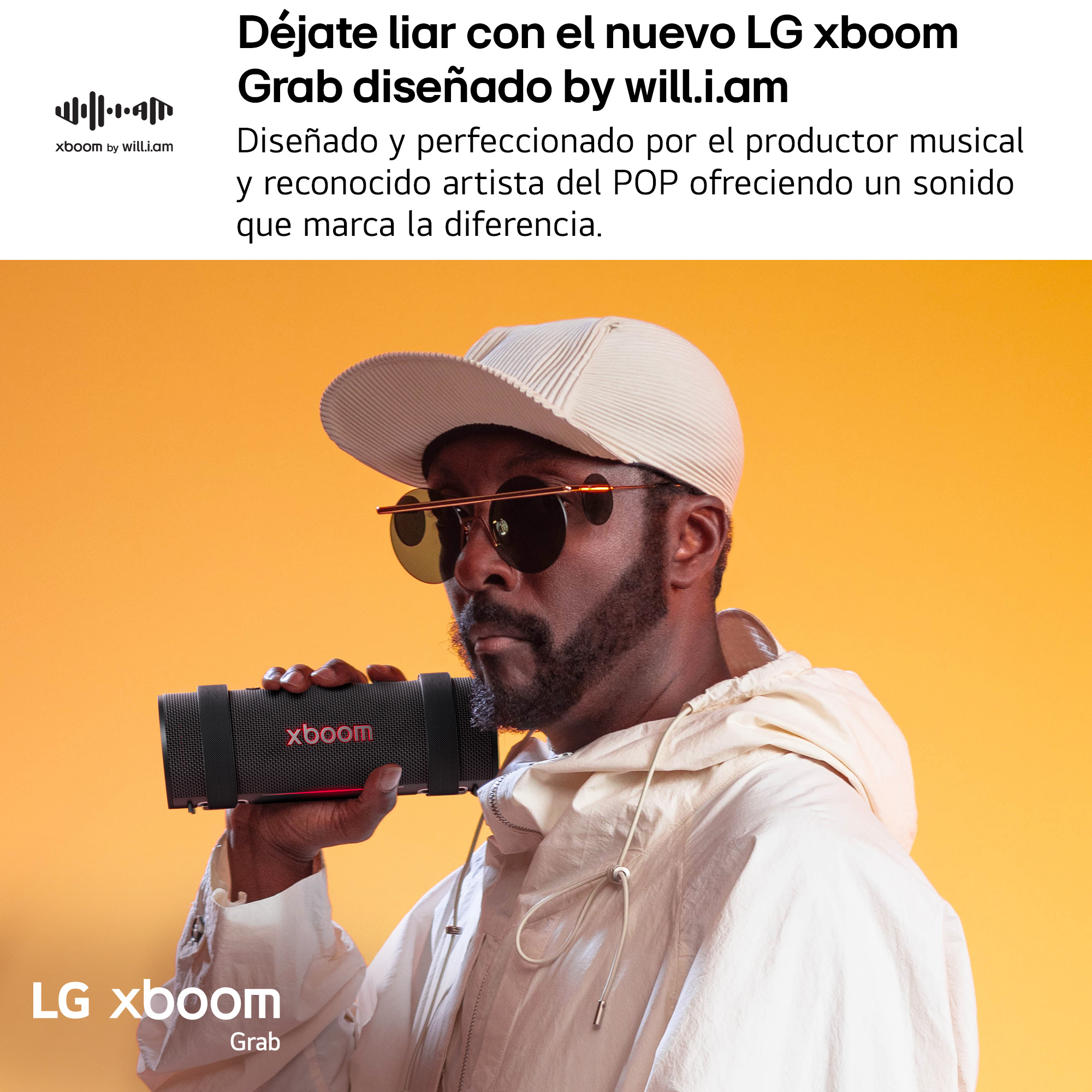 Un hombre con gafas de sol y sombrero sosteniendo un altavoz negro con texto rojo.