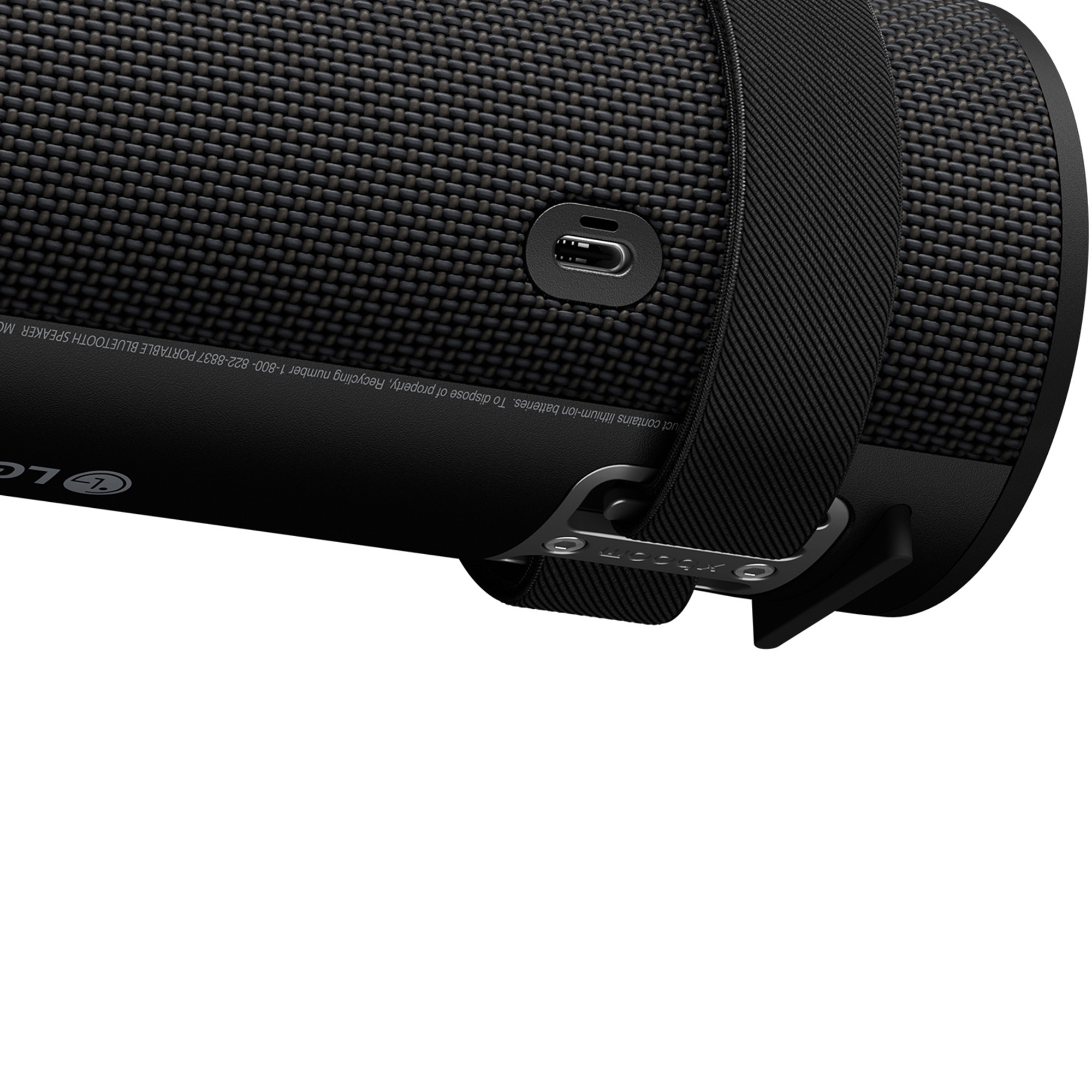 Altavoz portátil negro. Una correa está sujeta con un puerto USB-C visible.