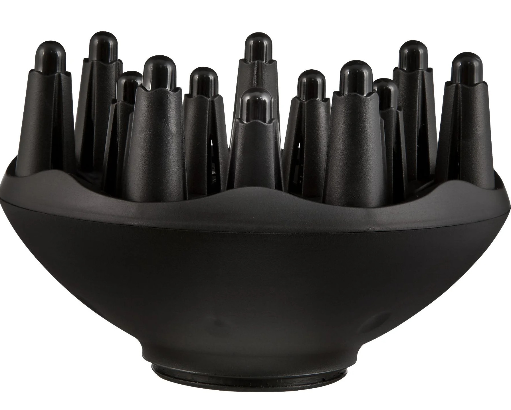 Zbliżenie czarnej nasadki dyfuzora do suszarki do włosów.