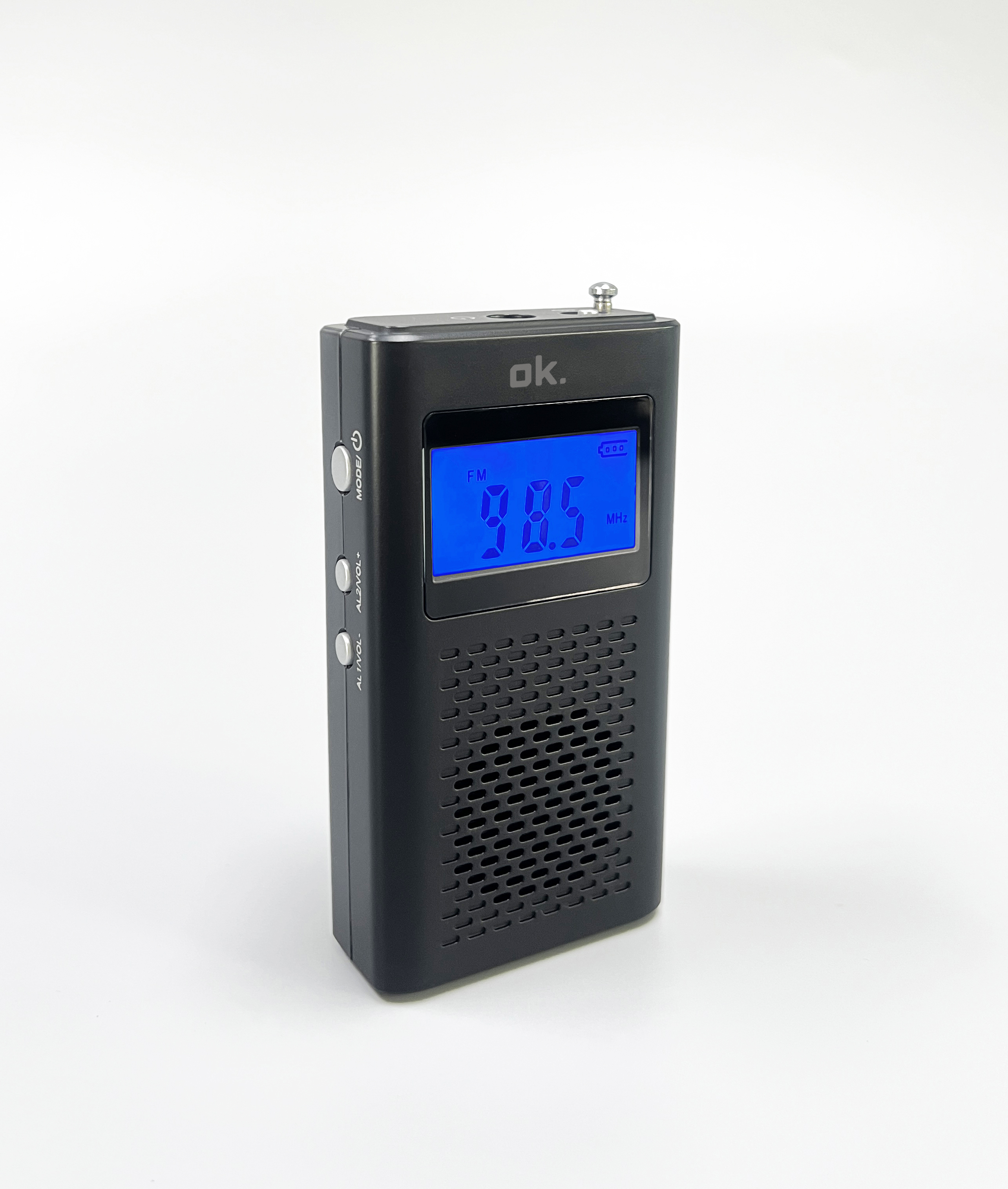 Otwarta zmywarka z czystymi naczyniami w środku. Srebrne wnętrze, biała obudowa i czerwony kosz na sztućce są widoczne.