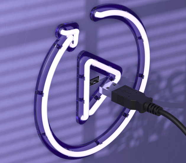 Lila neon lejátszás gomb USB kábellel lila falon.