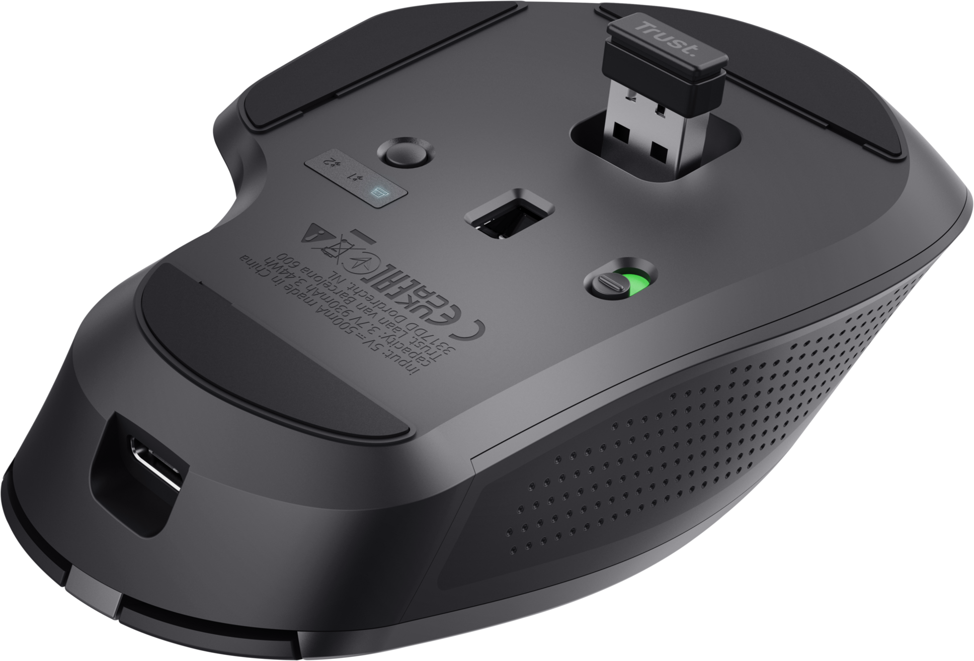 Fekete számítógépes egér, alulnézet, behelyezett USB-vevővel.