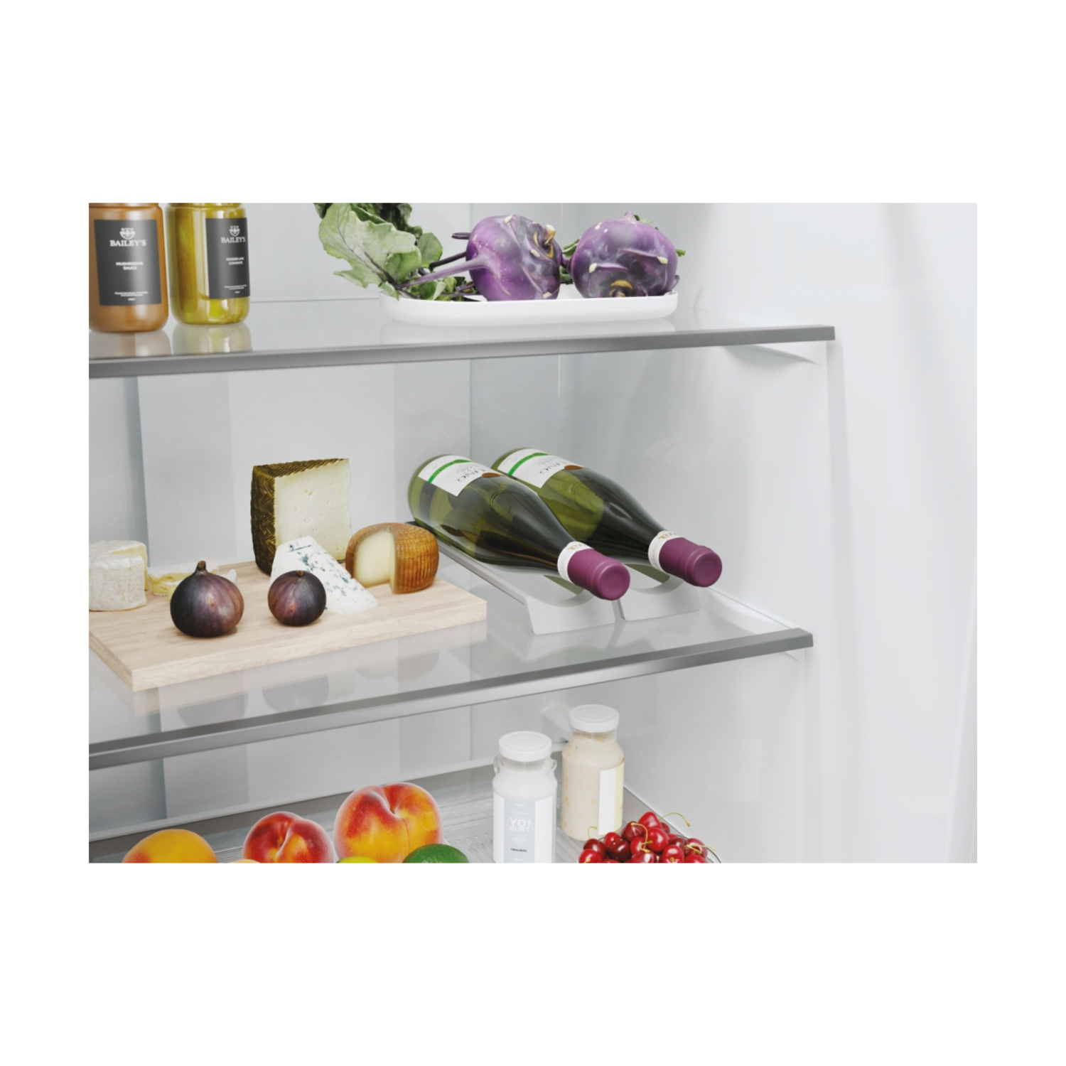 All'interno del frigorifero: formaggi, fichi, bottiglie di vino e frutta sugli scaffali.