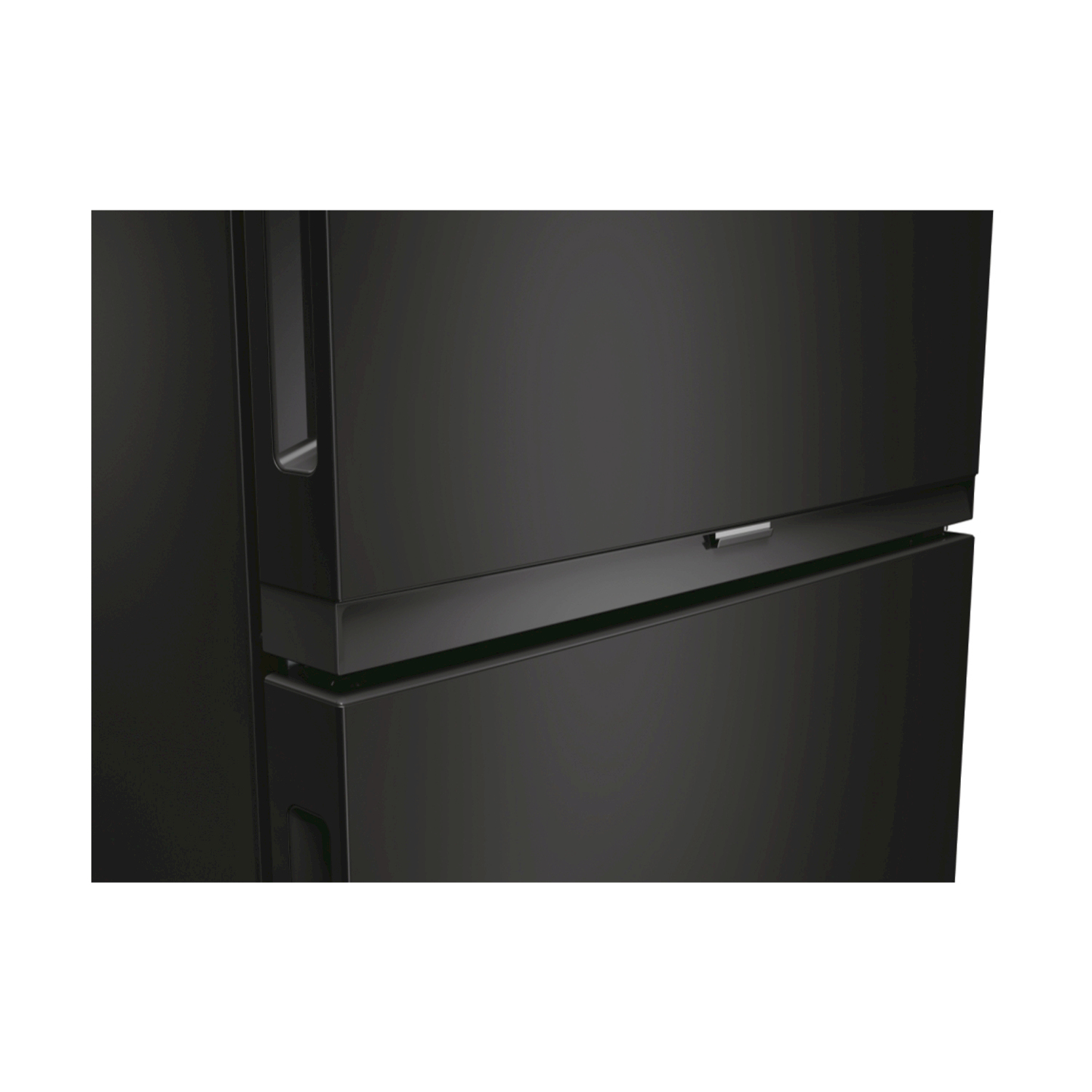 Primo piano delle maniglie e degli elementi di design di un frigorifero nero.